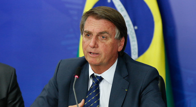 Presidente Jair Bolsonaro é hospitalizado após sentir desconforto abdominal