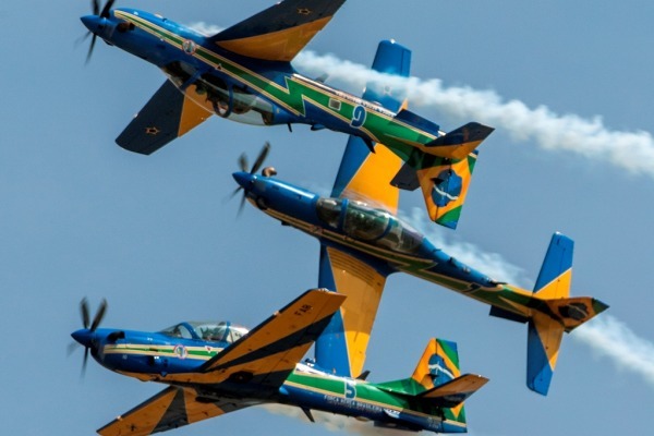 Acidente com um dos aviões adia a apresentação da Esquadrilha da Fumaça na cidade