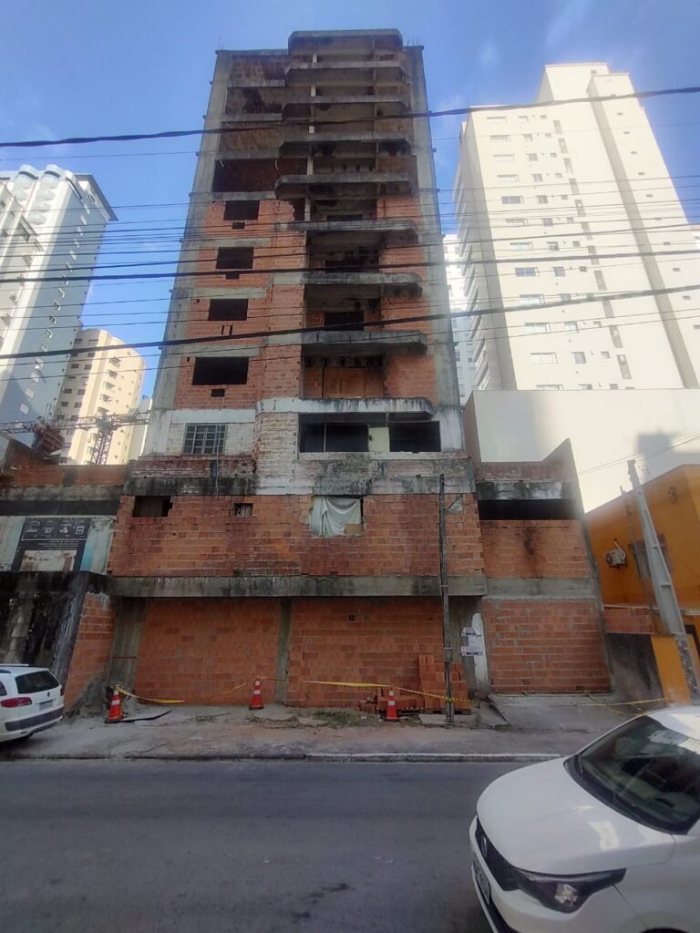Prédio abandonado há 20 anos no centro da cidade será demolido