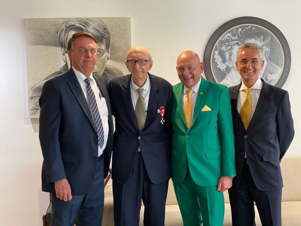 Walter Orthmann, funcionário mais antigo do mundo em atividade, realiza sonho de conhecer Bolsonaro