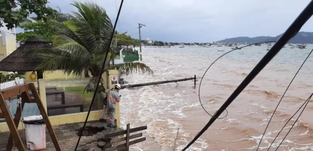 Ressaca em Zimbros causa destruição