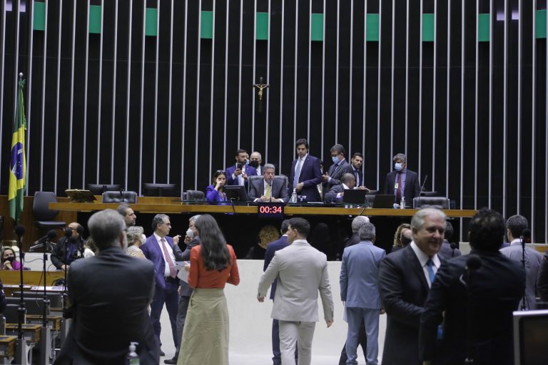 Urgente: Deputados rejeitam urgência a projeto de combate a fake news