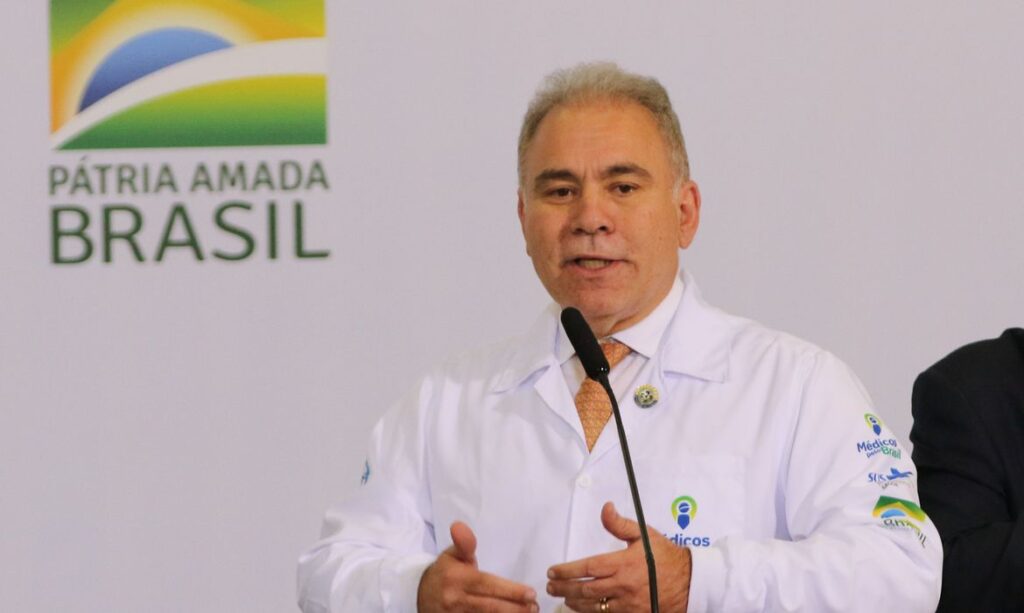 Queiroga assina portaria que estabelece fim de emergência de saúde pela Covid-19