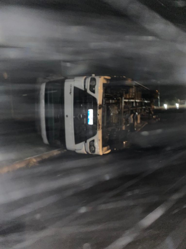 Ventos de até 157 km/h derrubam caminhão na serra