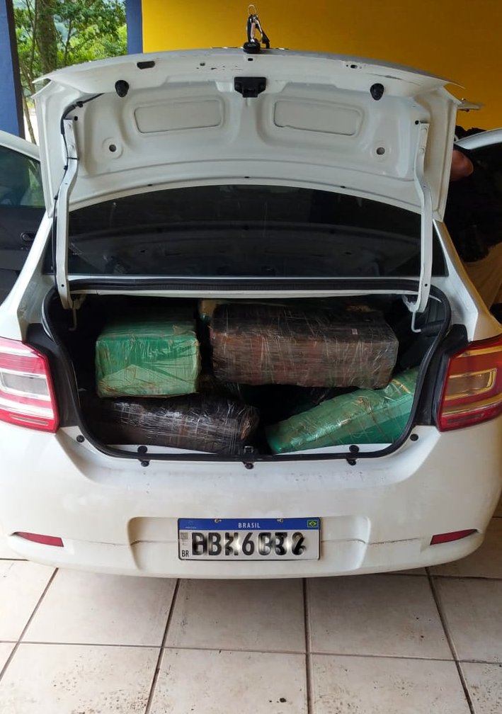257 quilos de maconha são apreendidos no porta-malas de um carro