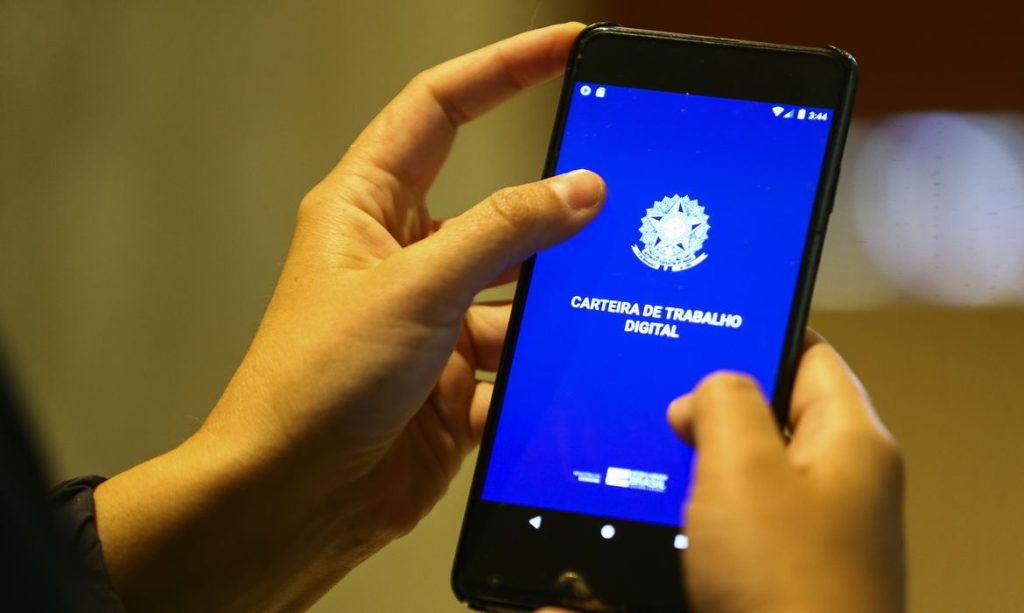 Desemprego cai para 10,5% e atinge menor patamar desde 2015
