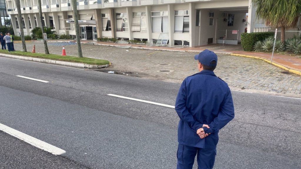 Explosão em hotel deixa duas pessoas feridas e fecha Beira-Mar Norte em Florianópolis