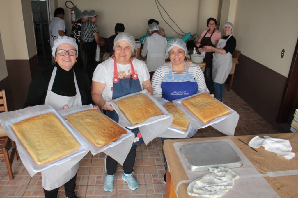 Neste domingo (19)tem distribuição do bolo de aniversário de Itajaí