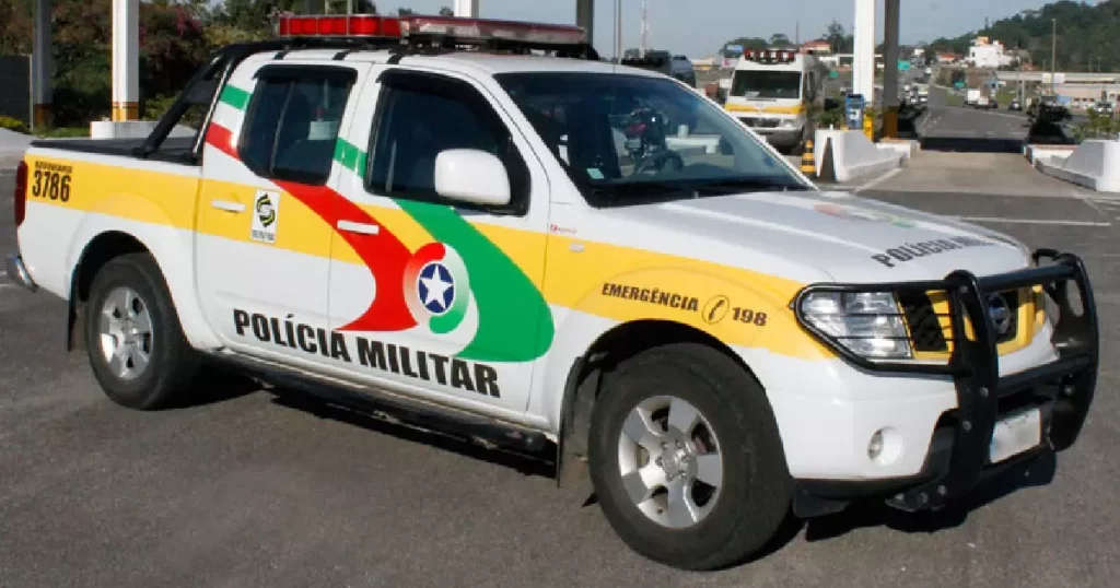 Homem rouba viatura da Polícia e capota o veículo quando fugia pela BR470