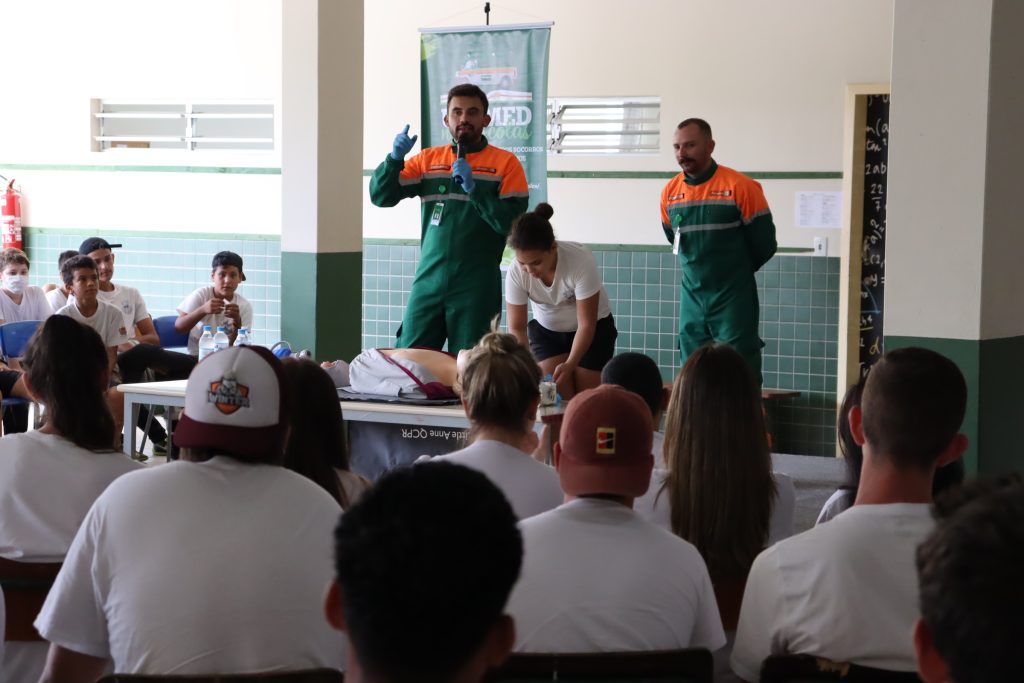 Unimed Litoral comemora os 64 anos com aula de primeiros socorros na Escola Manoel Henrique de Assis