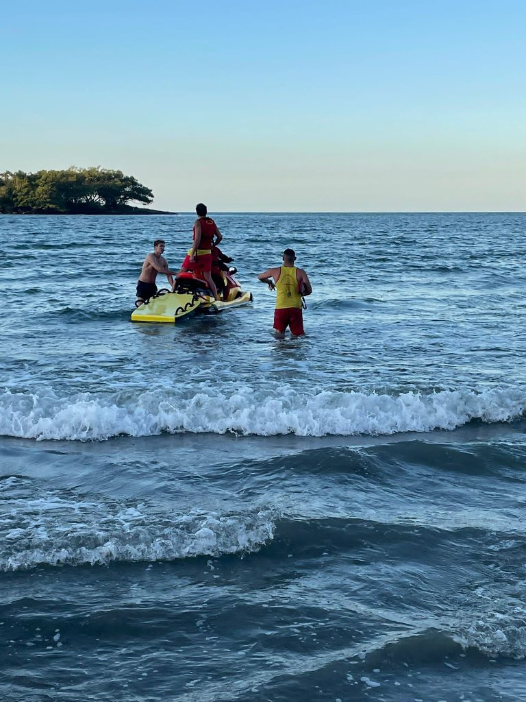 Turistas da Europa saíram da Praia Central e tentaram nadar até a Ilha das Cabras; eles foram resgatados de moto aquática pelos guarda-vidas