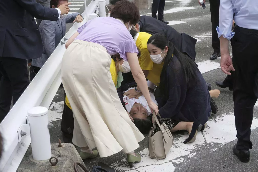 VÍDEO: Ex-premiê Shinzo Abe morre após ser baleado no Japão