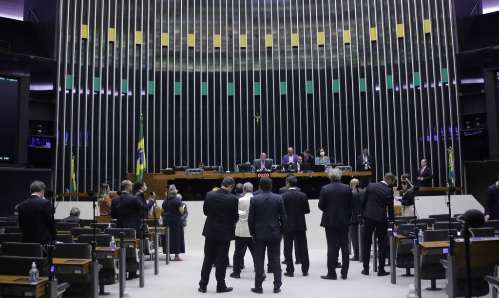 Votação da PEC dos benefícios sociais na Câmara é adiado para terça