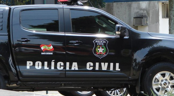 Operação conjunta da Polícia Civil e da PM prende três suspeitos de roubos a banco em Itajaí e apreende armas