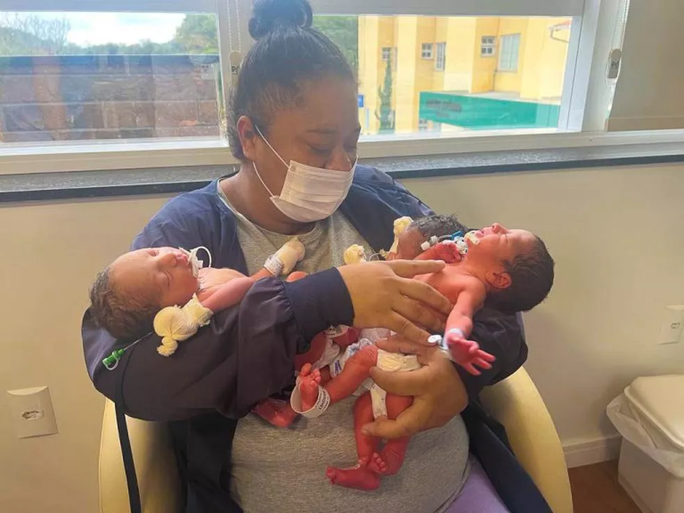 Mulher dá à luz trigêmeos 10 meses após ser mãe de gêmeos em Brusque