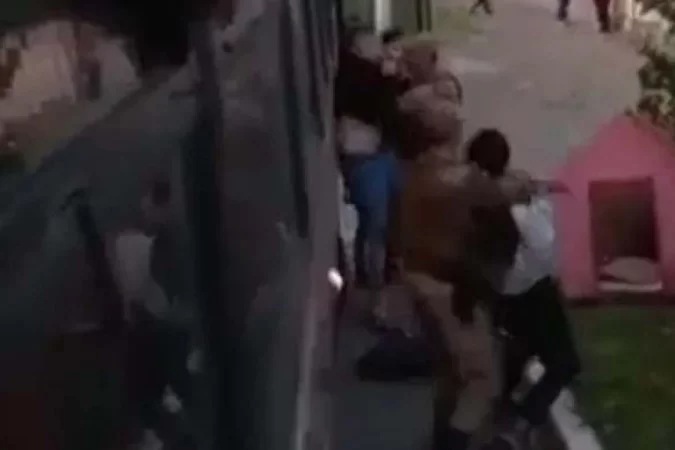 Adolescente negro é retirado de ônibus pela PM com mata-leão em Imbituba