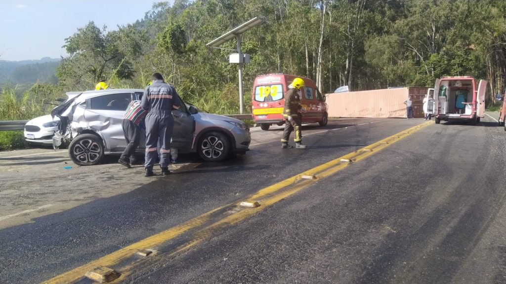 Acidente com quatro carros e uma carreta em Ibirama deixa vítimas presas nas ferragens