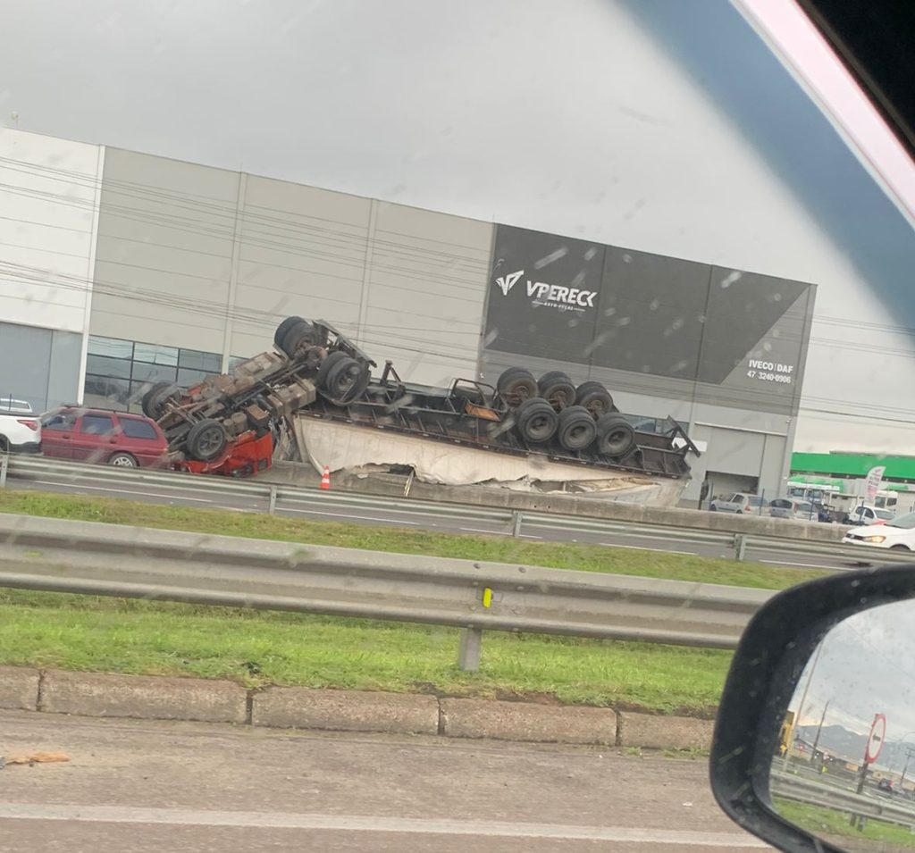 Caminhão tomba na BR 101 e deixa trânsito lento em Itajaí