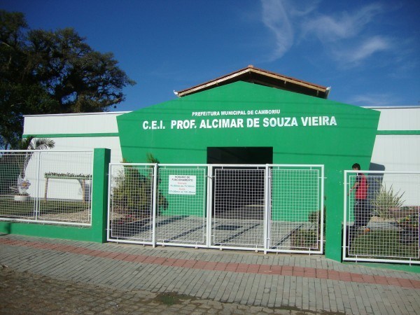 Homem armado com uma faca invade creche atrás da esposa