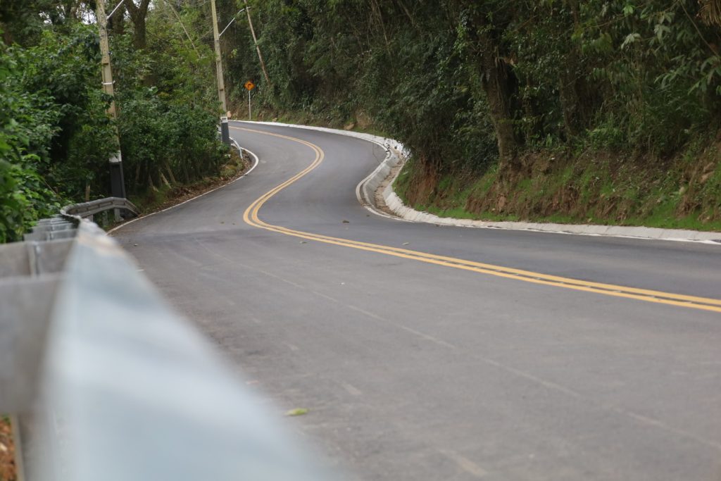 Centenária Rua Avelon Cordeiro, conhecida como Estrada Geral do Barranco agora está asfaltada