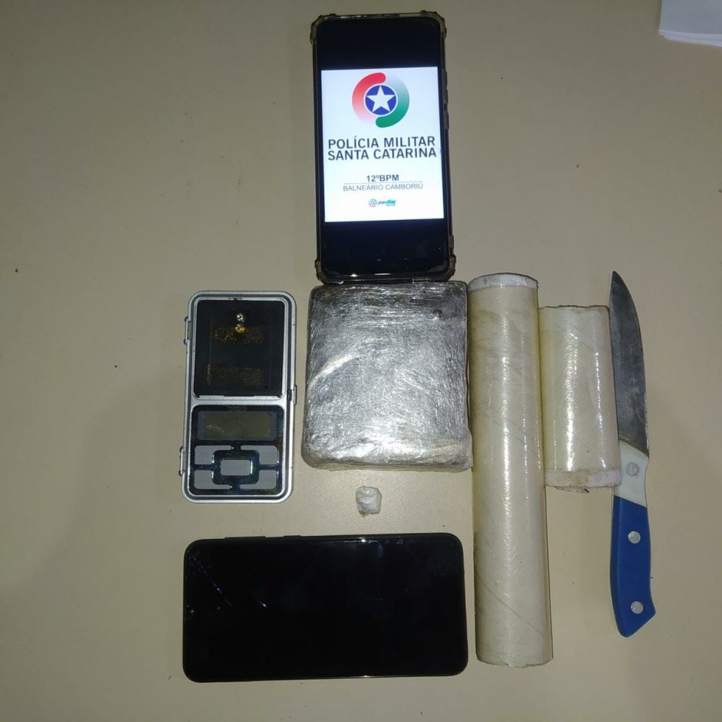 PM prende homem com mandado de prisão ativo e em posse de drogas