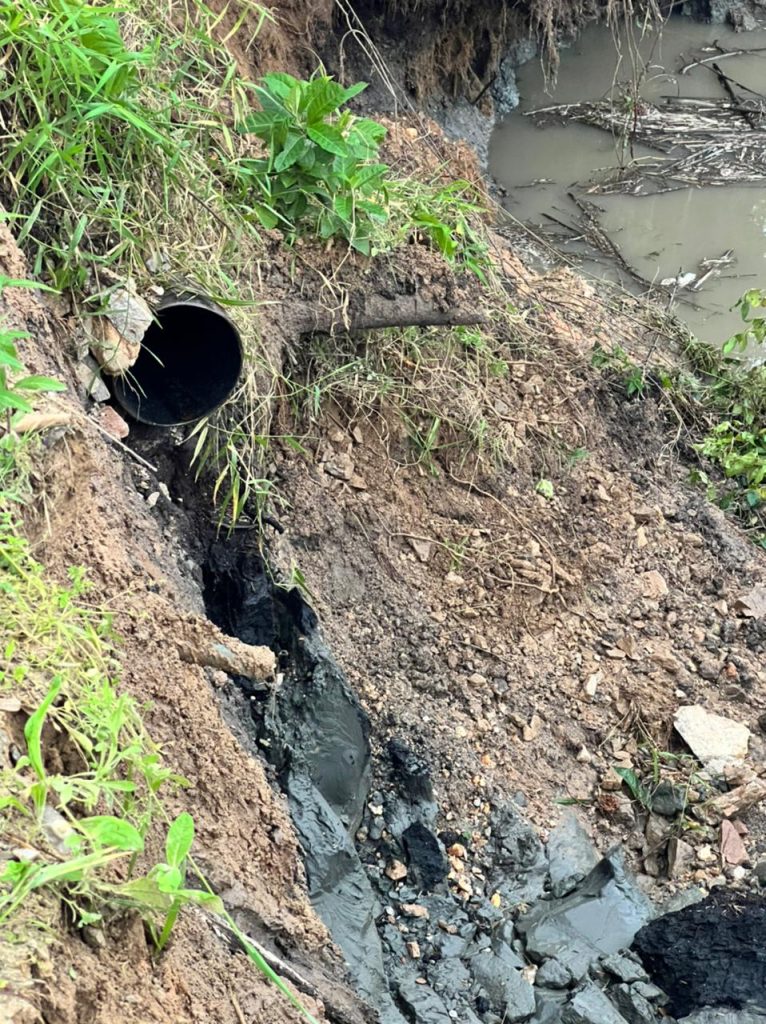 Incidente na margem do Itajaí-Mirim danifica adutora e deixa bairros de Itajaí e Navegantes sem água