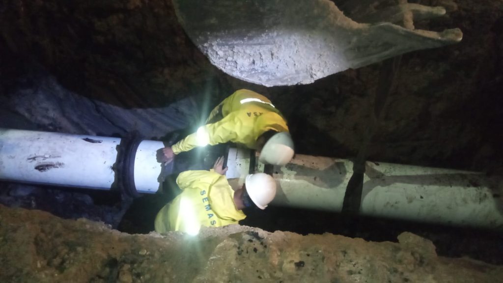 Semasa prossegue na recuperação da adutora de água bruta que abastece bairros de Itajaí e Navegantes