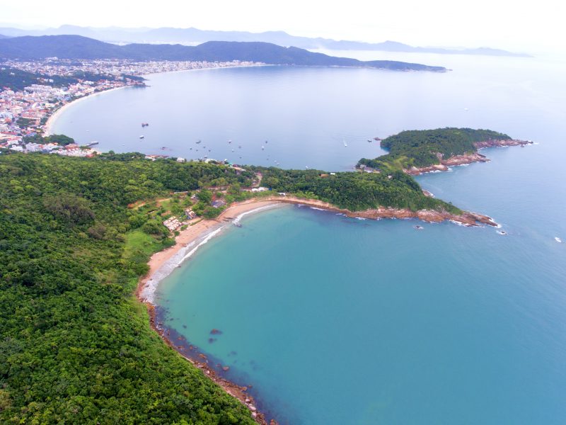 Terceiro dia de buscas sem sucesso pelo pescador que caiu em alto mar enquanto pescava