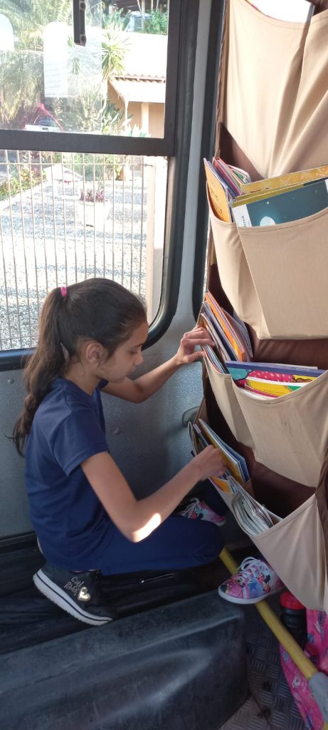 Alunos dentajaí são incentivados ao hábito da leitura no transporte escolar no trajeto até a escola