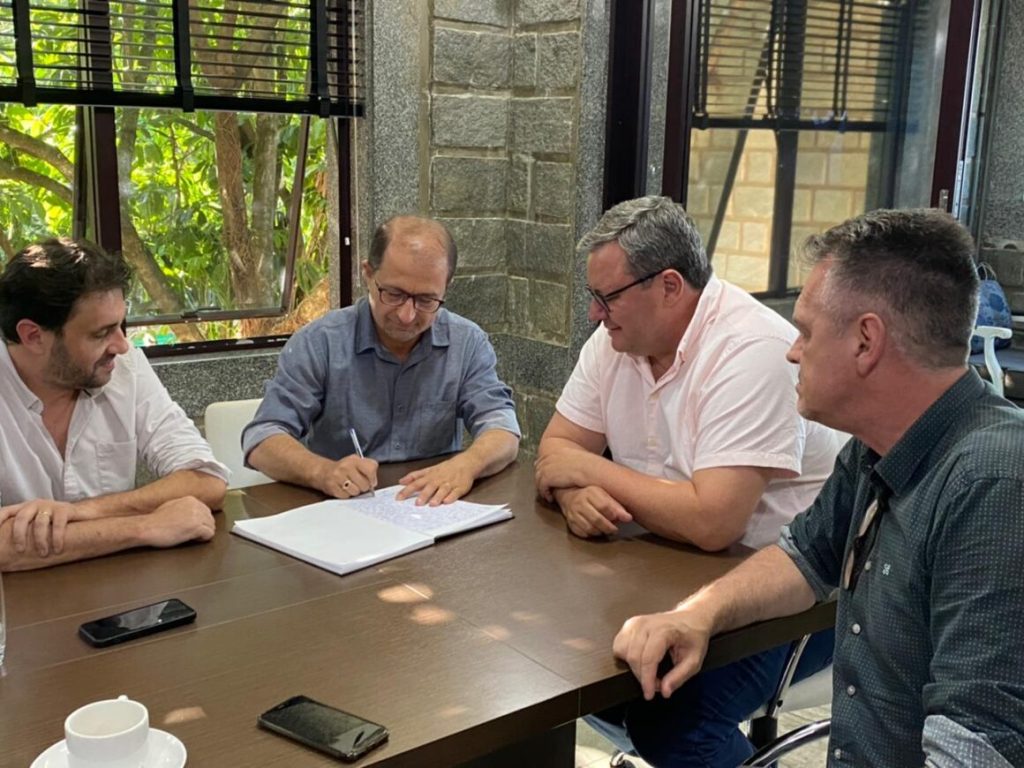 Prefeito Elcio Rogério Kuhnen tira licença o vice Júnior Cardoso assume a prefeitura