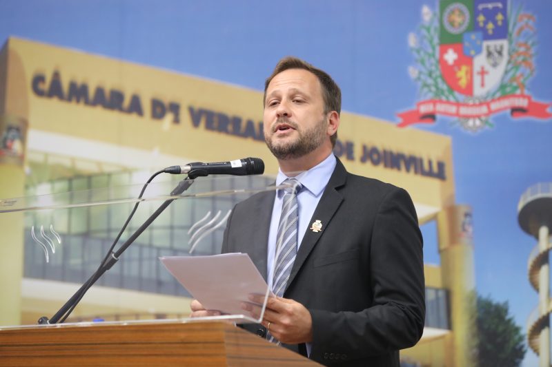 ‘Vergonhoso’: prefeito de Joinville critica apoio de Amoêdo a Lula