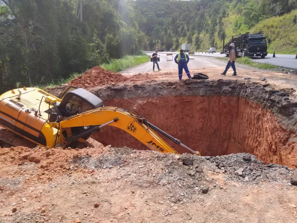Cratera abre pela segunda vez na BR-470 em Gaspar