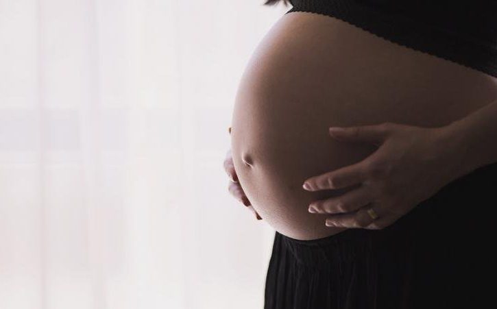 Bebê de grávida baleada não resiste e morre após tentativa de feminicídio em Itajaí