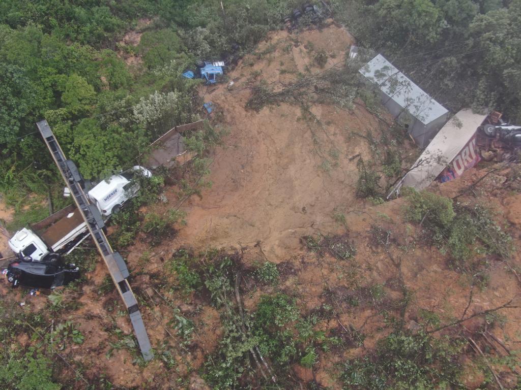 Veja as imagens impressionantes do deslizamento na BR376