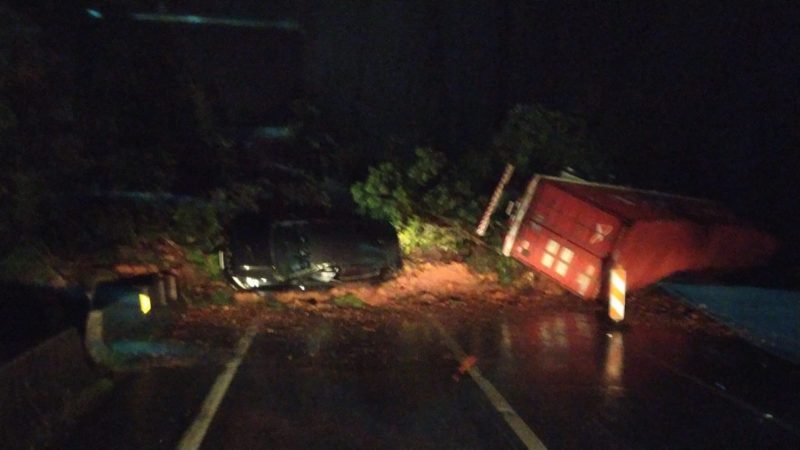 Deslizamento de terra na BR-376 e possível soterramento de carros