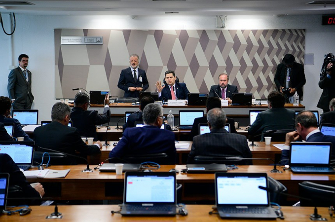 Comissão do Senado aprova PEC do Estouro ampliando teto de gastos em R$ 145 bi