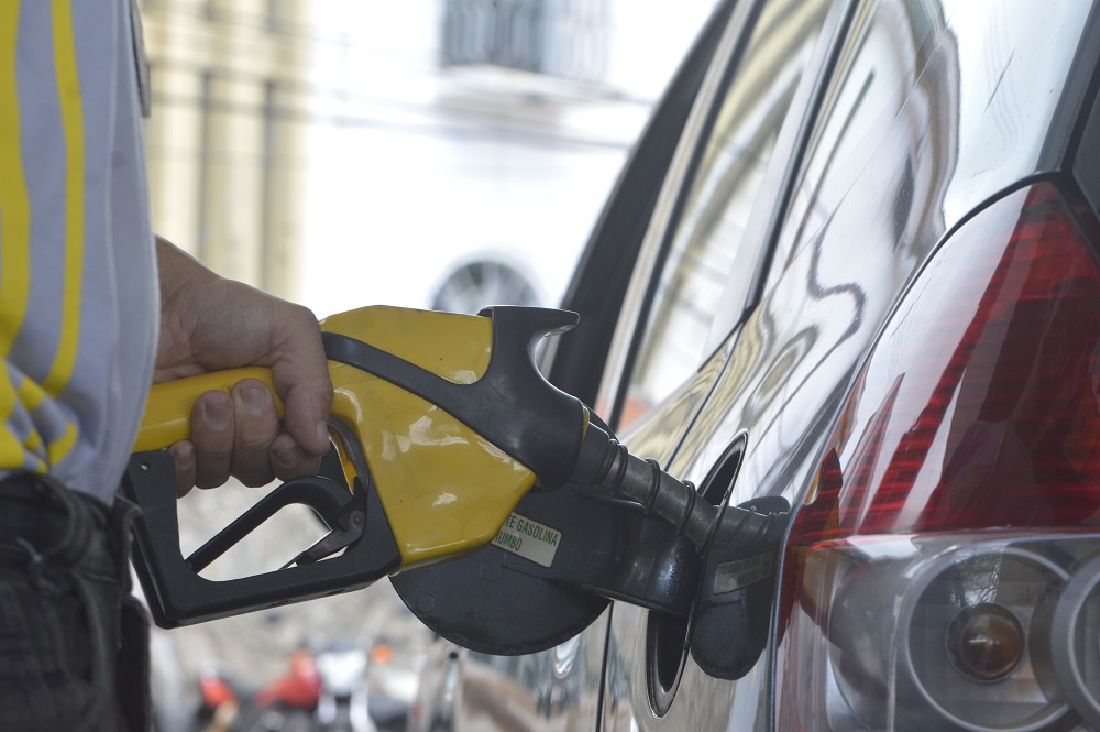 Redução do preço da gasolina e do diesel começa a valer nesta quarta