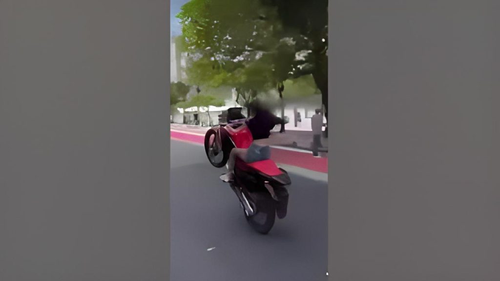 Mandraka do asfalto faz manobras perigosas e perde moto em Balneário Camboriú