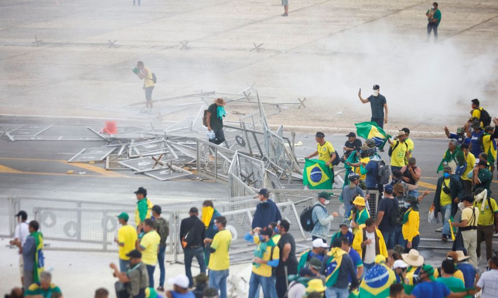 Manifestantes invadem Congresso, Planalto e STF