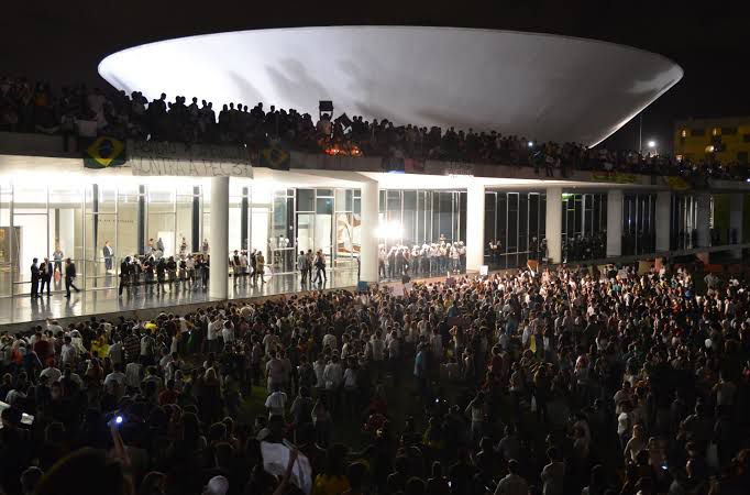 Moraes proíbe a entrada de ônibus com manifestantes no DF