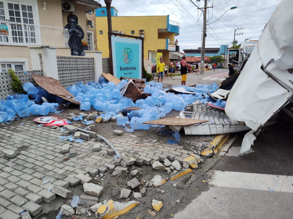Caminhão desgovernado capota na descida do morro de Bombas