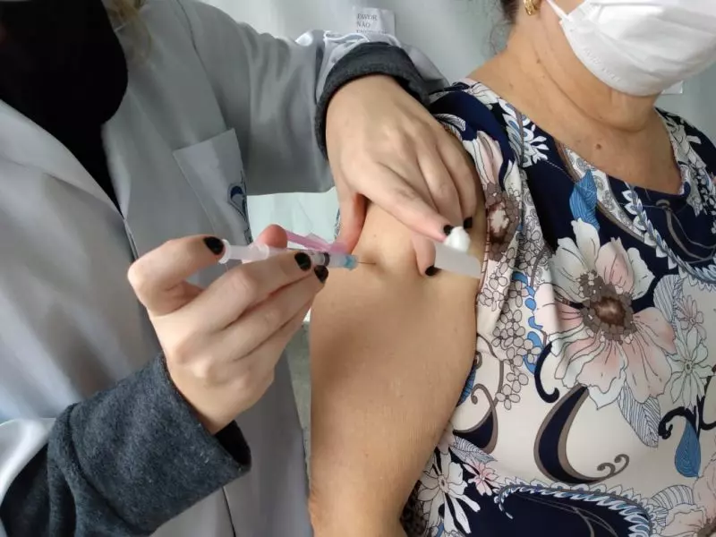 Após 3 anos de pandemia, mais de 400 mil pessoas não tomaram vacina contra Covid-19 em SC