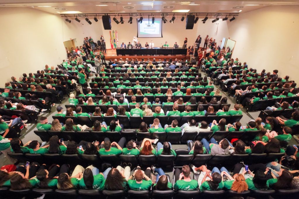 Alunos da Acafe lotam Alesc para lançamento do Fórum Parlamentar em Defesa das Universidades ComunitáriaA