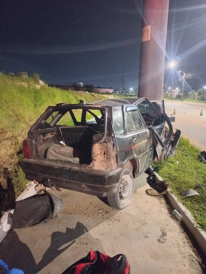Bebê é arremessado de carro em acidente e morre em Itajaí