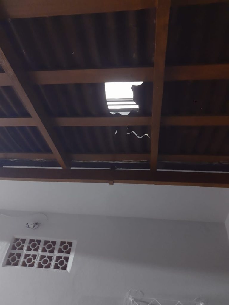 Criança despenca da sacada de casa de 8 metros de altura