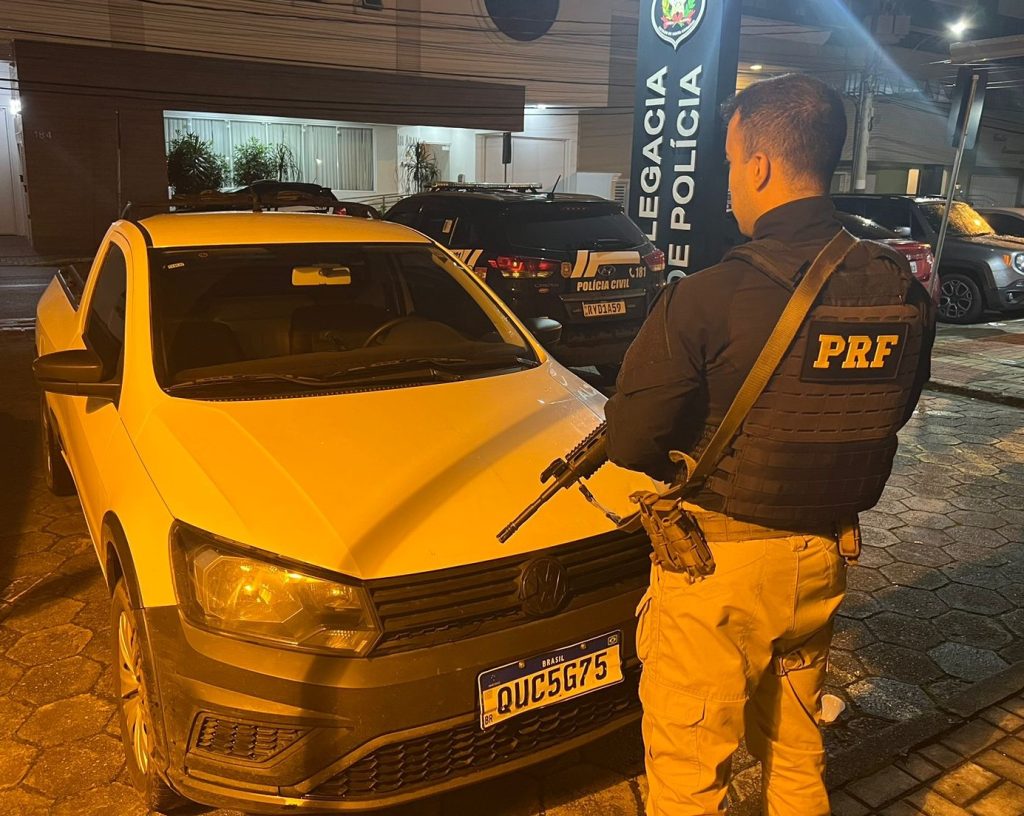 Motorista embriagado, não habilitado e procurado pela Justiça é preso com carro furtado