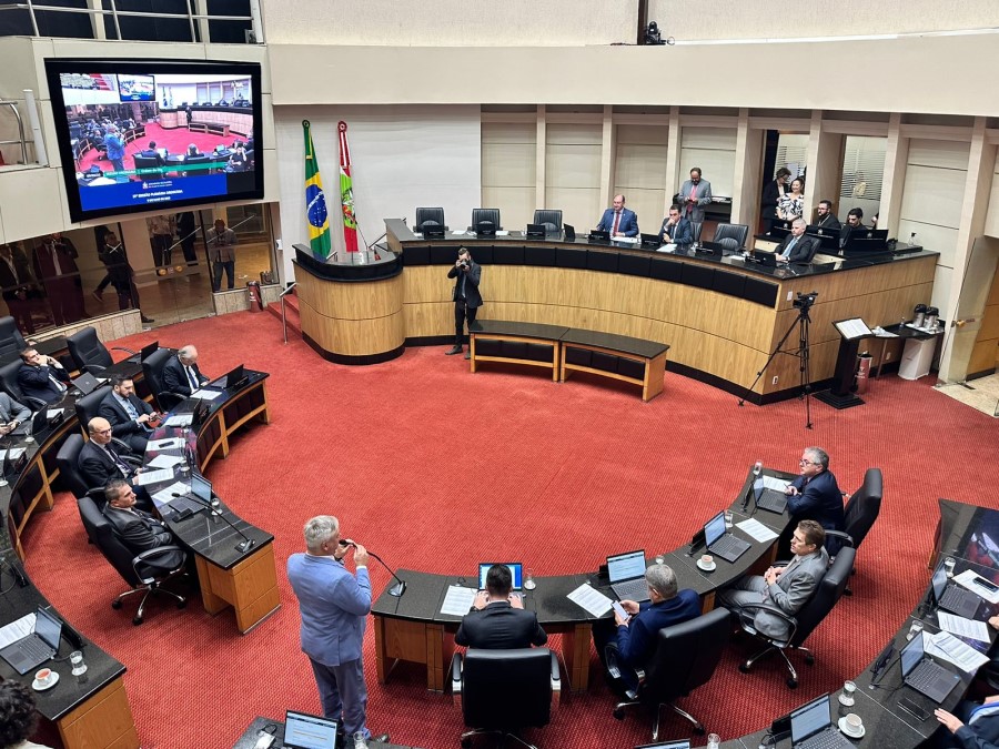 Alesc aprova reforma administrativa, que cria secretarias e reajusta benefício de militares