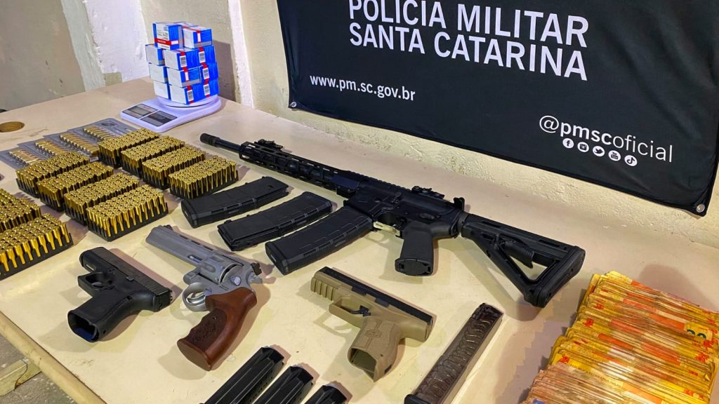 Fuzil, pistolas e mais de 40 mil reais são apreendidos com foragido da Justiça, em Balneário Camboriú