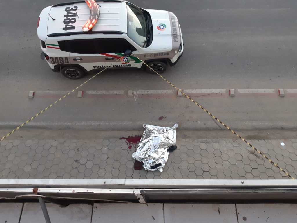 Homem cai da sacada de prédio e morre em São João Batista