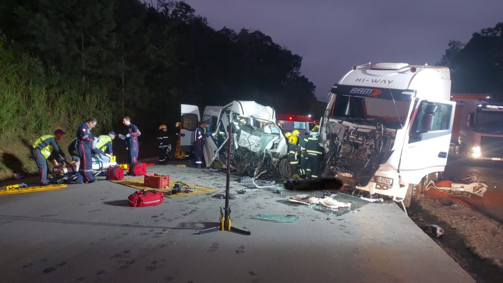 Colisão frontal entre van e ônibus na BR 470 tem pelo menos três óbitos